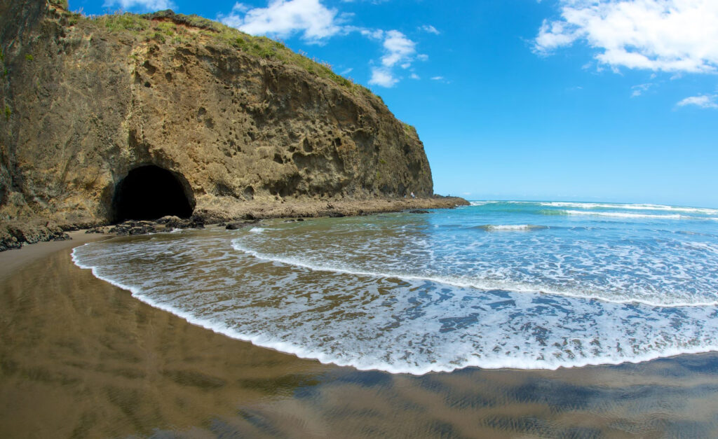 Auckland Natural Caves and Tunnels Tour